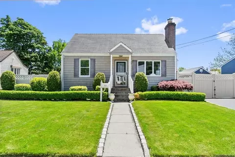 40 Harding St, Copiague, NY 11726