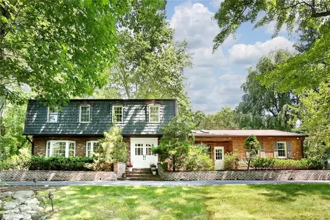 18 Stonehedge Dr, Clarkstown, NY 10994