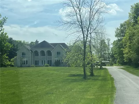 18 Pray Ln, La Grange, NY 12540