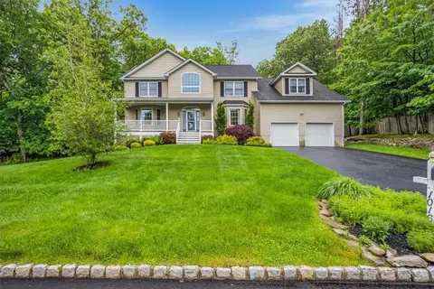 1016 Rolling Rdg, New Windsor, NY 12553