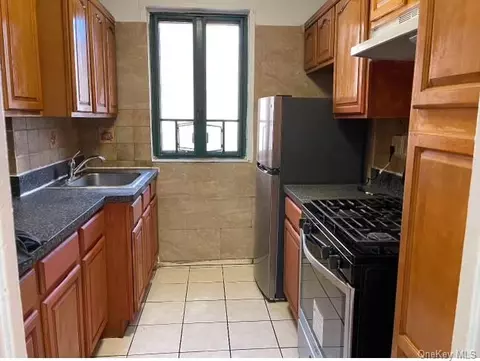 1594 Metropolitan Ave #2E, Bronx, NY 10462