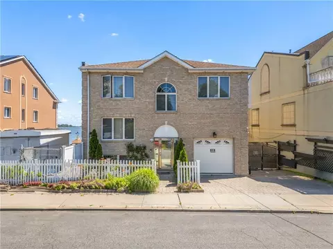 828 Dean Ave, New York, NY 10465