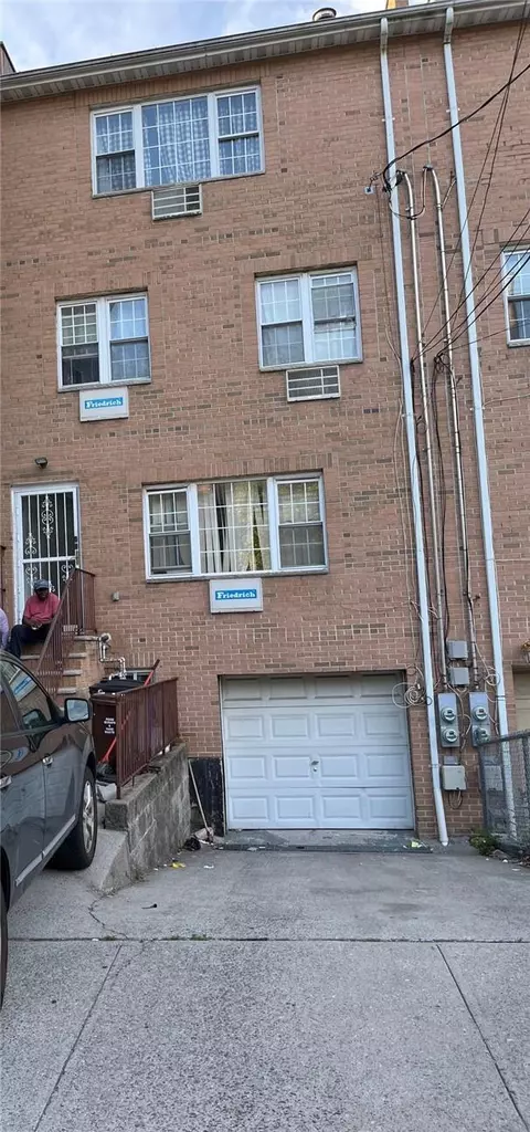 919 Mace Ave, New York, NY 10469