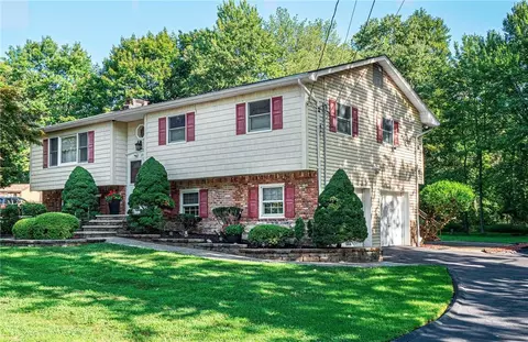 30 Parkside Dr, Clarkstown, NY 10920