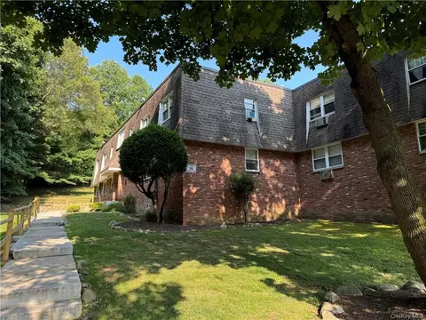 16 Crescent Dr #61, Thiells, NY 10984