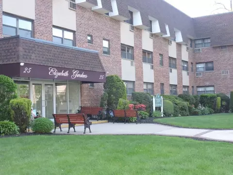 25 Elizabeth St #1F, Farmingdale, NY 11735
