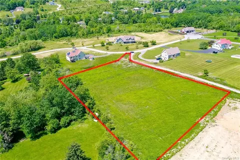 14 Vineyard Ln, Marlboro, NY 12542