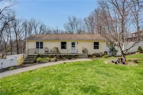 100 Oak Ridge Dr, Putnam Valley, NY 10579