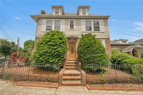 3141 Valhalla Dr, Bronx, NY 10465