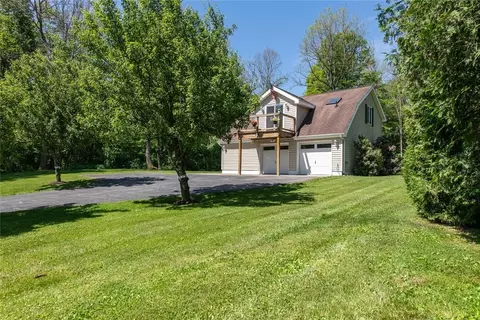 61 S Quaker Ln, Hyde Park, NY 12538