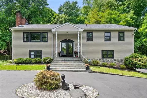 1476 Pleasantville Rd, Briarcliff Manor, NY 10510