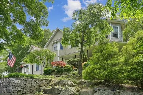 21 Hawk Nest Rd, Tomkins Cove, NY 10986