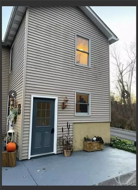 2 Whisper Ln, Newburgh, NY 12550