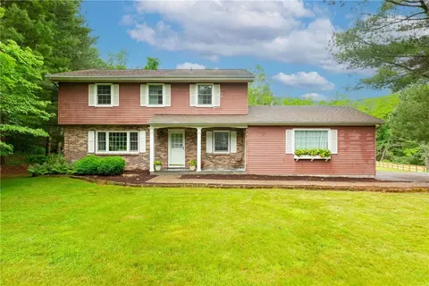 3 Laura Ln, East Fishkill, NY 12533