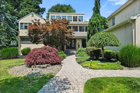 37 King Arthur Ct, Clarkstown, NY 10956