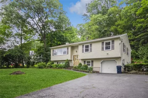 36 Woodbine Dr, Mahopac, NY 10541