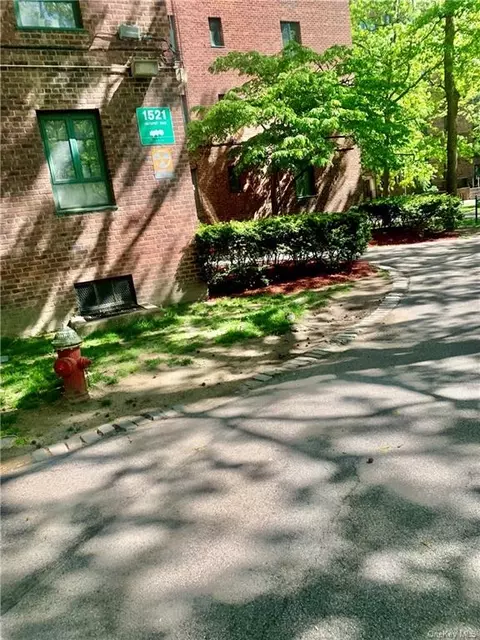1521 Unionport Rd #9B, Bronx, NY 10462