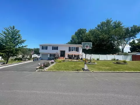 322 Burroughs Ln, New Windsor, NY 12553