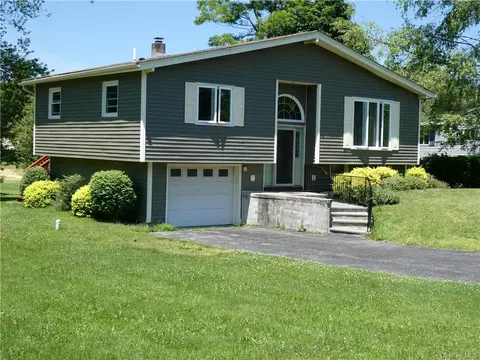 12 Corine Dr, Poughkeepsie, NY 12601