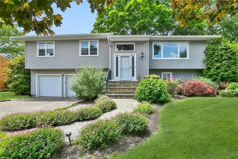 48 Skyview Ln, New Rochelle, NY 10804