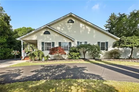 214 S Conger Ave, Clarkstown, NY 10920