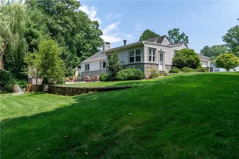 65 Lakeview Rd, New Rochelle, NY 10804