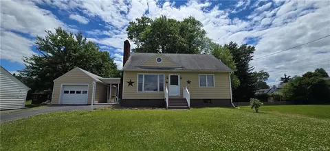 6 Cedar Ln, New Windsor, NY 12553