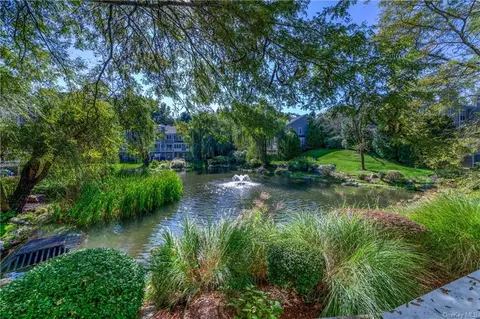 500 Pondside Dr #1E, Greenburgh, NY 10607