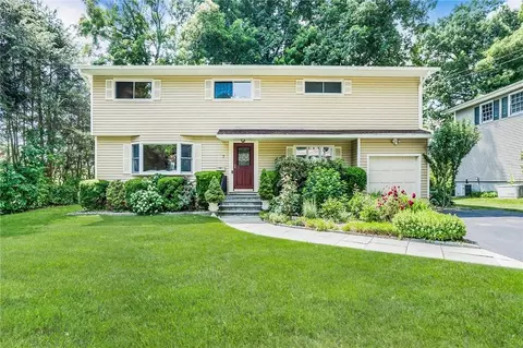 7 Allan Ln, Mount Kisco, NY 10549