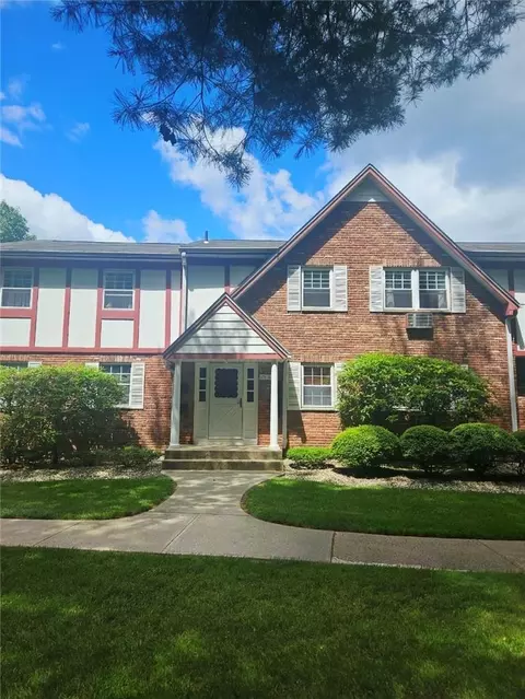 136 Doxbury Ln, Ramapo, NY 10901