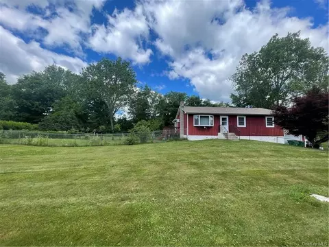 39 Quail Run Rd, East Fishkill, NY 12533