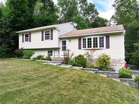 95 Mandalay Dr, La Grange, NY 12603