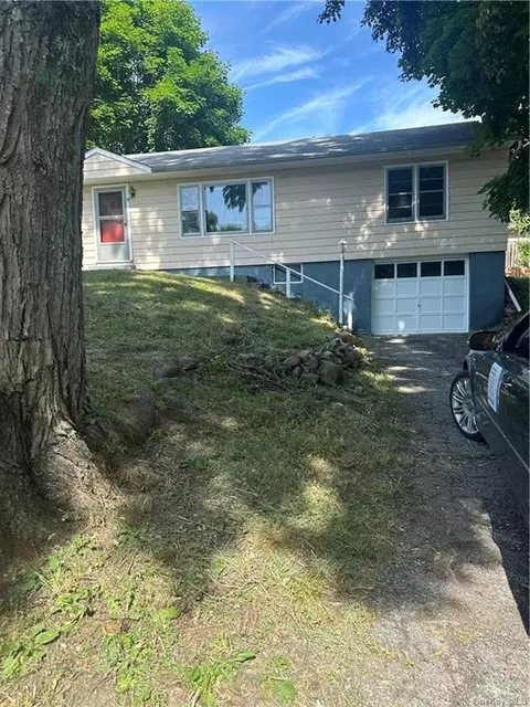 4 Hob St, Newburgh, NY 12550