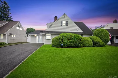 38 Merry Ln, Westbury, NY 11590