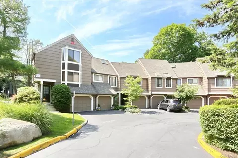 221 Treetop Cir, Clarkstown, NY 10954