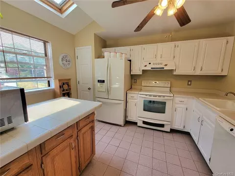 5 Franklin Pl, Washingtonville, NY 10992