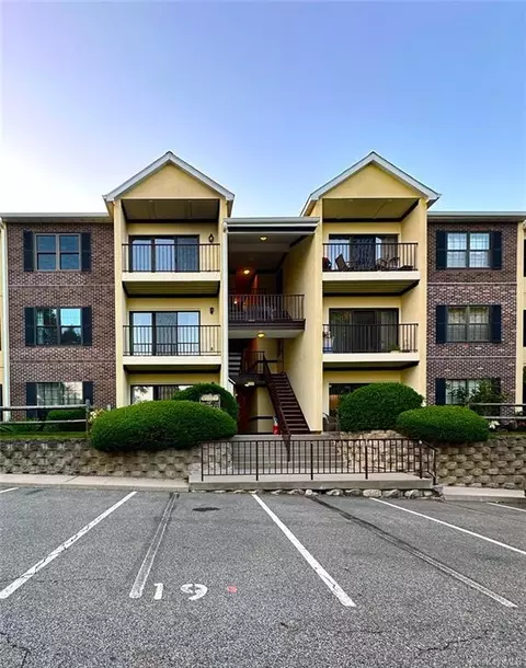 19 Nottingham Cir, Peekskill, NY 10566