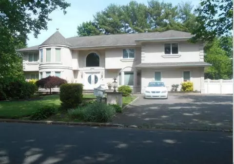 35 Bonaire Dr, Dix Hills, NY 11746
