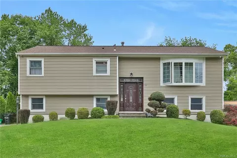 18 Wildwood Dr, Orangetown, NY 10965