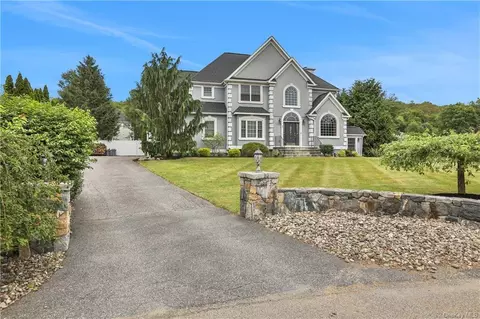 7 Clarinbridge Ct, East Fishkill, NY 12533