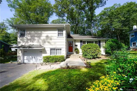 11 Navajo Trl, Ramapo, NY 10974