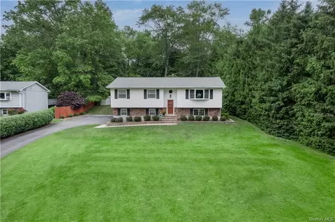 9 Pleasant Ln, Poughkeepsie, NY 12603