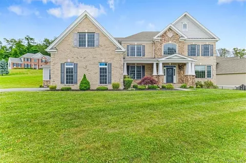 28 Sommerset Dr, La Grange, NY 12603