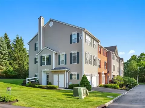 12 Willow Dr #12, Clarkstown, NY 10954