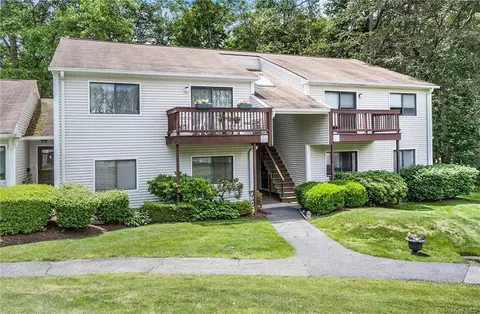 82 Molly Pitcher Ln #D, Yorktown, NY 10598