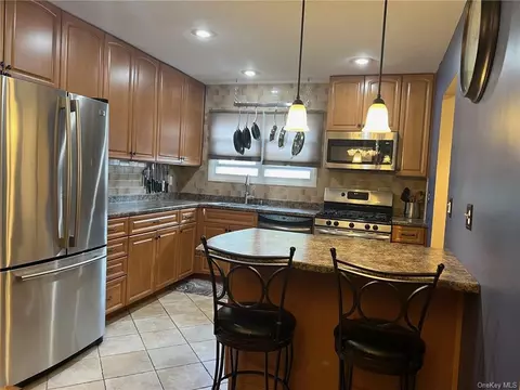 18 Roosevelt Dr, West Haverstraw, NY 10993