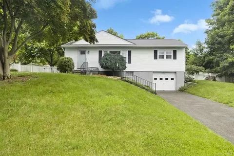 4 Roan Ln, Newburgh, NY 12550