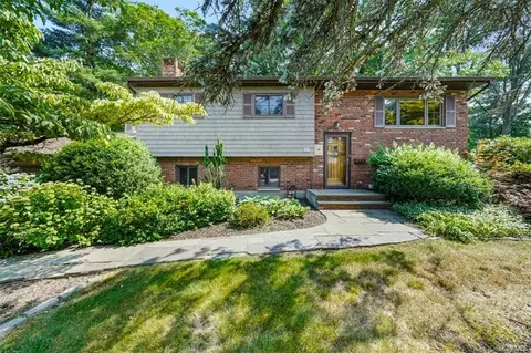 29 Amarillo Dr, Clarkstown, NY 10954