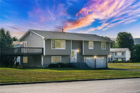 43 Guernsey Dr, New Windsor, NY 12553