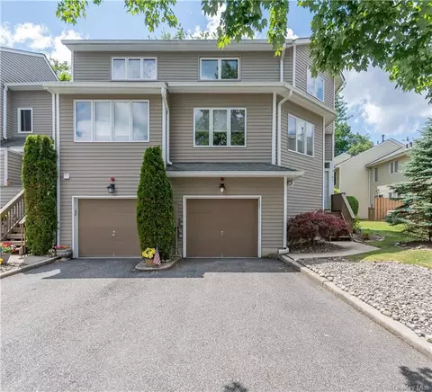 86 Village Grn, Clarkstown, NY 10954